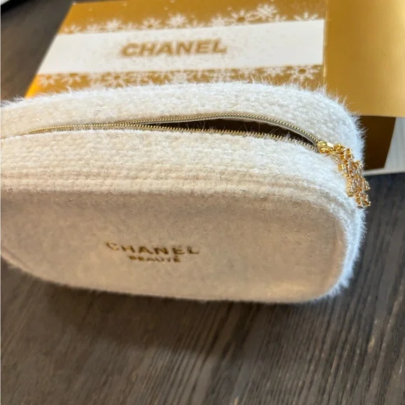 CHANEL White and Gold cosmetic bag - Picture 2 of 8